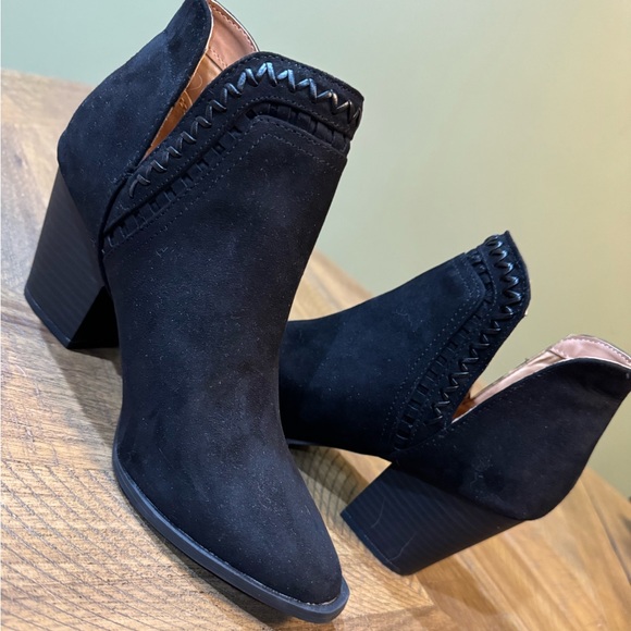 Qupid Shoes - NWOT Black with Design Trim Women’s Ankle Booties